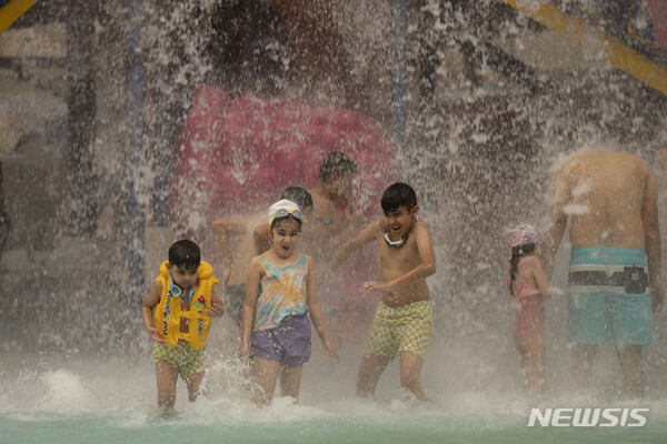 6일(현지시각) 이라크 바그다드 아쿠아틱 센터에서 어린이들이 물놀이를 하며 타는 듯한 더위를 식히고 있다. (AP/뉴시스)