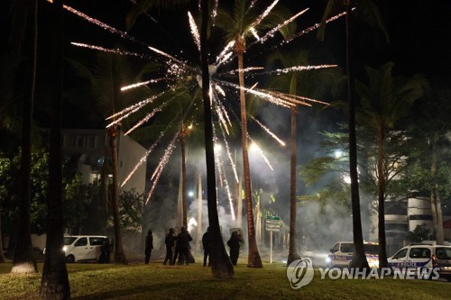 사진은 프랑스 시위 중 폭죽(출처: AFP, 연합뉴스)