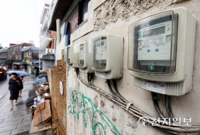 [천지일보=남승우 기자] 지난달 27일 오후 서울 시내의 주택가에 설치된 전기계량기가 돌아가고 있다. ⓒ천지일보 2022.5.27