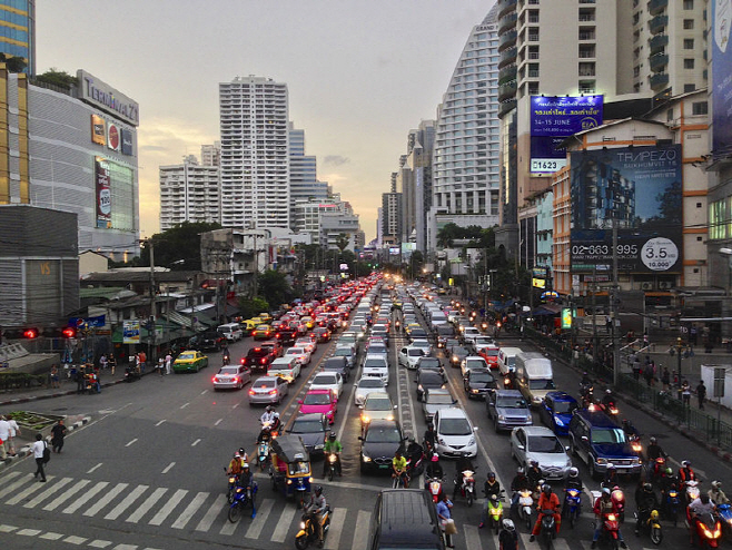 태국 방콕 시내를 관통하는 수쿰윗 대로의 모습. (위키피디아)
