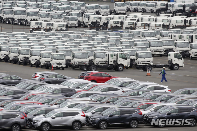 일본 요코하마항에서 수출을 기다리는 자동차들이 세워져 있다. (AP/뉴시스)