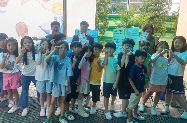 천안녹색소비자연대가 7일 천안와촌초등학교 전교생을 대상으로 HACCP 식품안전 교육과 캠페인을 하고 있다. (제공: 천안녹색소비자연대 ⓒ천지일보 2023.07.11.