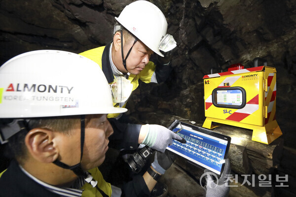 광산 작업자들이 KT 광산안전DX 유해 가스 측정기로 상동광산 내부 환경을 확인하고 있다. (제공: KT) ⓒ천지일보 2023.07.11.