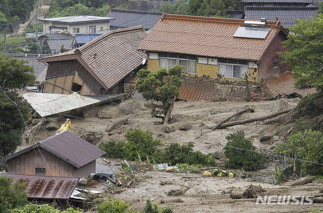 10일 일본 남부 사가현 가라쓰시에서 산사태로 주택이 파손됐다. 폭우가 일본 남서부를 강타하면서 홍수와 산사태를 유발하고 있다. (AP/뉴시스)