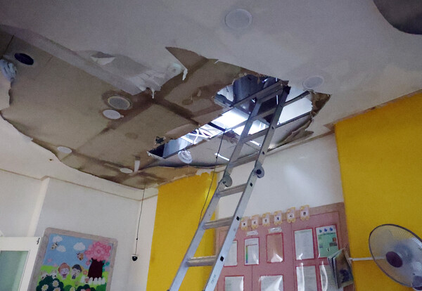 폭우가 쏟아진 11일 광주 북구의 한 아파트 어린이집 천장 일부가 무너졌다. 이 사고로 인명피해는 발생하지 않았지만 원생들은 귀가 조처했다. (출처: 연합뉴스)