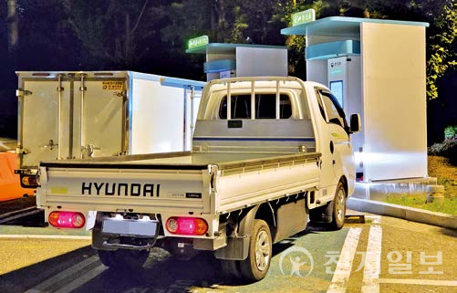 [천지일보=정다준 기자] 10일 죽전 휴게소(서울 방향) 전기차 충전소에서 한 전기 트럭이 충전을 진행하고 있다 ⓒ천지일보 2023.07.12.