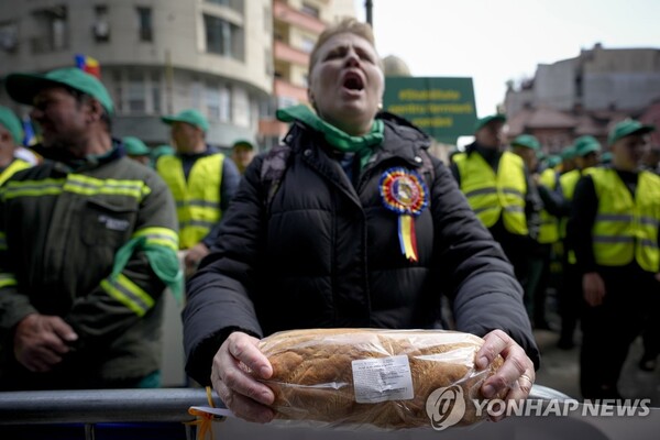 유럽연합(EU) 집행부 루마니아 사무소 앞에서 우크라이나산 곡물 유통 금지를 촉구하는 농민 시위대. (출처: 연합뉴스)