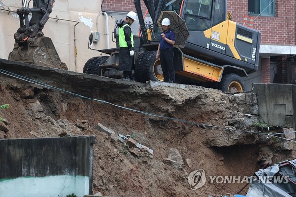 14일 오전 지난밤 폭우로 축대가 무너진 서울 서대문구 연희동 도로가 통제되어 있다. 2023.7.14. (출처: 연합뉴스)