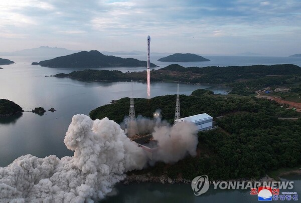 북한이 지난달 공개한 위성 발사 장면. (출처: 연합뉴스)