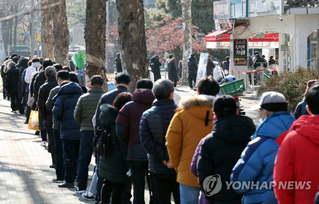 로또명당 판매점으로 알려진 서울 노원구 한 로또 판매점에 시민들이 줄지어 서 있다. (출처: 연합뉴스)