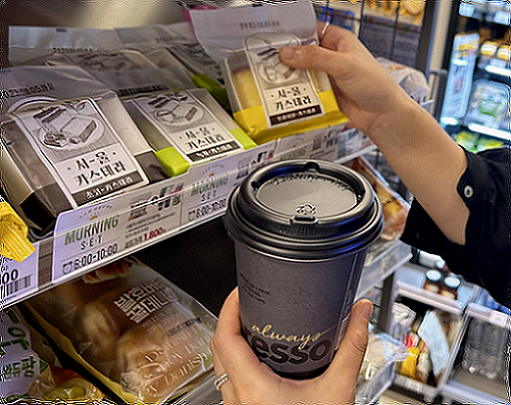 고객이 이마트24 매장에서 서울카스테라와 이프레쏘 커피를 구입하고 있다. (제공: 이마트24)
