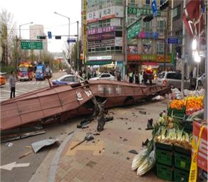 지난 2018년 4월 서울 시내 한 교회 첨탑이 강풍으로 인해 도로 위에 추락한 모습. (출처: 서울시)