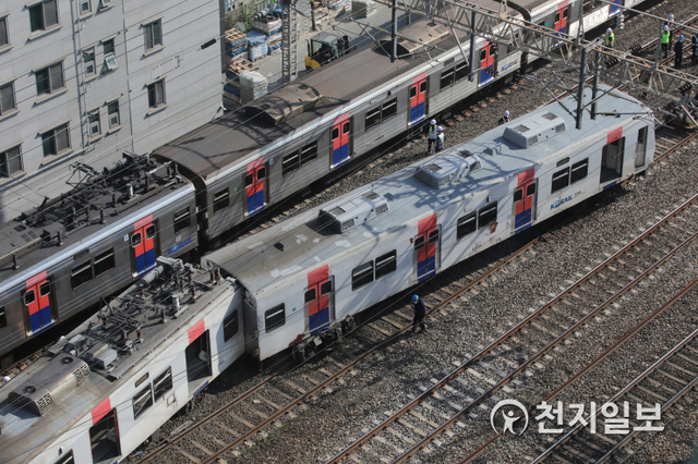 지난 2020년 4월 14일 서울 영등포구 신길역 인근 철로에서 전동열차가 탈선된 채 멈춰서 있다. 기사와 무관. ⓒ천지일보DB
