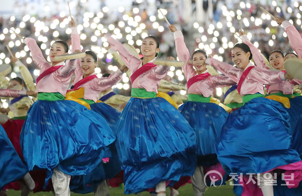2019년 9월 18일 9.18 평화 만국회의 제5주년 기념식에서 소고춤과 청도 차산농악 등 HWPL 평화예술단의 공연이 펼쳐지고 있다.  (제공:HWPL) ⓒ천지일보 2023.07.19.