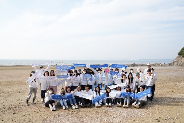 라네즈의 2022년 태안 청포대 해안 플로깅 활동. (제공: 아모레퍼시픽)