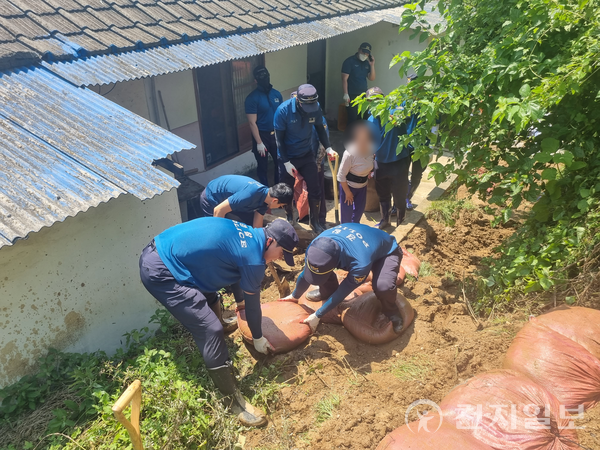 19일 경찰관 기동대원들이 군산 나포면 침수피해 지역에서 복구 작업을 하고 있다. (제공: 전북경찰청) ⓒ천지일보 2023.07.19.