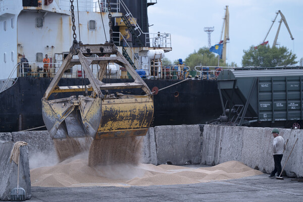 26일(현지시간) 우크라이나 오데사주 이즈마일의 곡물 항구에서 작업자들이 화물선에 곡물을 선적하고 있다. (AP/뉴시스)