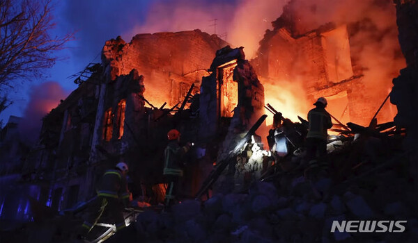 20일(현지시각) 우크라이나 남부 미콜라이우에서 소방관이 러시아군 공격으로 파괴된 주택가 화재를 진압하고 있다. (AP/뉴시스) ⓒ천지일보 2023.07.21.
