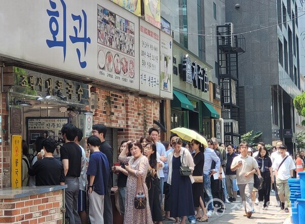 [천지일보=이영란 수습기자] 21일 오후 서울 중구의 한 콩국수 가게 앞에 손님들이 줄 서 있다. ⓒ천지일보 2023.07.21.
