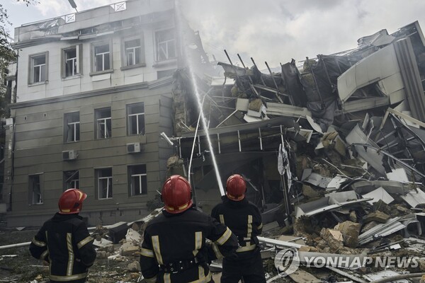20일(현지시간) 우크라이나 남부 항구 도시 오데사에서 응급 구조요원들이 러시아군의 공습으로 파괴된 주택 진화 작업을 벌이고 있다. 2023.07.20 (출처: 연합뉴스)