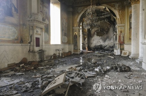 23일(현지시간) 러시아군의 미사일 공격으로 우크라이나 오데사 성당의 내부가 파괴된 모습. (EPA/연합뉴스)