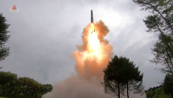 조선중앙TV가 전날 있었던 ICBM 화성-18형 시험발사 장면을 13일 공개했다. (출처: 뉴시스)