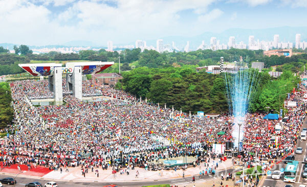 2013년 5월 25일 서울 올림픽공원 평화의 문에서 ‘국제청년 평화걷기대회’가 열리고 있다. (제공:  HWPL) ⓒ천지일보 2023.07.25.