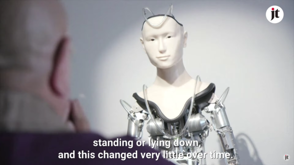 미국 시카고대 경영대학원 연구진은 최근 일본 교토 코다이지 사찰에서 ‘마인다’라는 휴머노이드 로봇의 설법을 들은 신자들을 대상으로 신뢰도 조사를 실시했다. 사진은 설법하는 마인다 로봇. (출처: 유튜브 캡처)