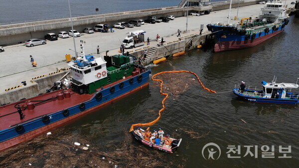 전남 여수해양경찰서가 지난 25일 집중호우로 인해 바닷가로 밀려온 해양 쓰레기를 제거하고 있다. (제공: 여수해경) ⓒ천지일보 2023.07.26.