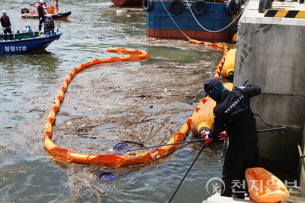전남 여수해양경찰서가 지난 25일 집중호우로 인해 바닷가로 밀려온 해양 쓰레기를 제거하고 있다. (제공: 여수해경) ⓒ천지일보 2023.07.26.