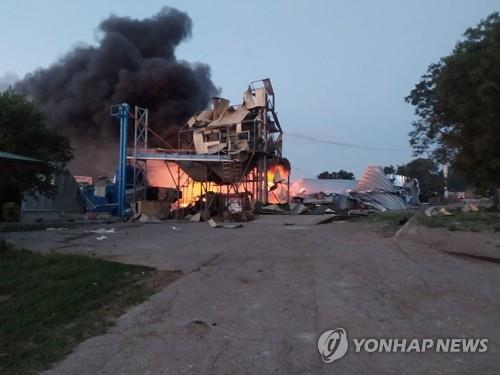 사진은 러 공습으로 불타는 우크라 오데사 곡물 창고 (출처: 로이터 통신,연합뉴스)