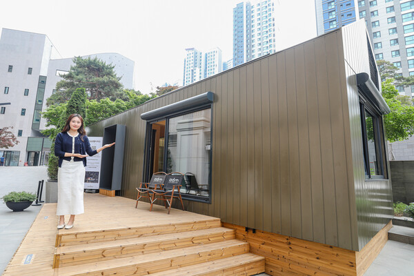 26일 서울 성북구에 위치한 현대백화점 미아점 2층 후문 광장에서 직원이 ‘이동식 주택’을 소개하고 있다. (제공: 현대백화점)