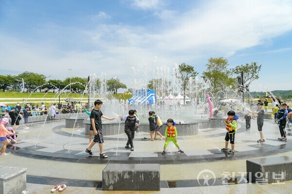 오천그린광장에 조성된 워터아일랜드와 음악분수에서 아이들이 물놀이를 즐기고 있다. (제공: 순천시) ⓒ천지일보 2023.07.27.