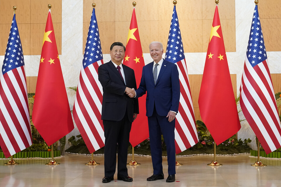 조 바이든(오른쪽) 미국 대통령이 지난해 11월 14일(현지시간) 인도네시아 발리에서 열린 주요 20개국(G20) 정상회의에서 시진핑 중국 국가주석과 만나 회담에 앞서 악수하며 포즈를 취하고 있다. (AP/뉴시스)