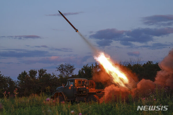 지난 13일(현지시각) 우크라이나 도네츠크주 바흐무트 전선에서 우크라이나 군인들이 러시아 진영을 행해 다연장 로켓을 발사하고 있다. (AP/뉴시스)