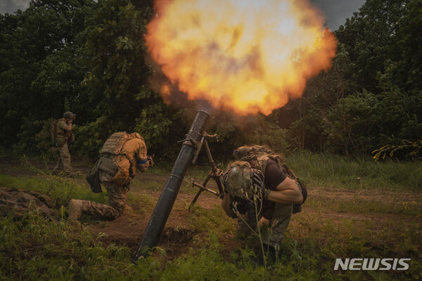 [자포리자=AP/뉴시스] 24일(현지시각) 우크라이나 자포리자 전선에서 우크라이나 군인들이 러시아군 진지를 향해 박격포를 쏘고 있다. 2023.06.25