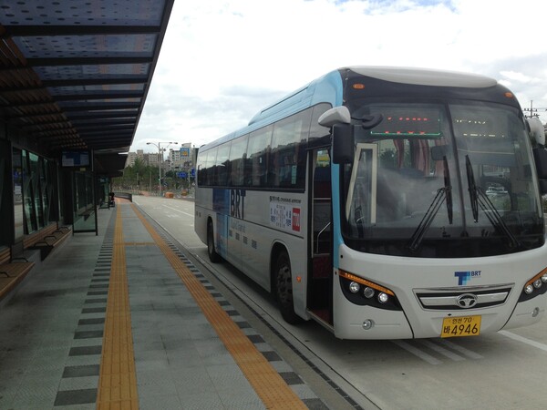 인천교통공사가 오는 8월 1일부터 청라~강서 BRT 운행 차량 2대를 추가 투입해 현재 18대에서 20대로 늘리고 운행 횟수도 110회에서 115회로 5회 늘려 좌석 이용률을 99.7% 이상으로 끌어올릴 계획이다. (제공: 인천교통공사)ⓒ천지일보 2023.07.28.