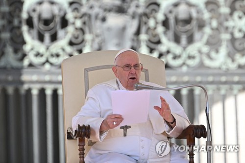 프란치스코 교황이 15일(현지시간) 바티칸 성 베드로 광장에서 열린 수요 일반알현에서 발언하고 있다. (출처: AP=연합뉴스)