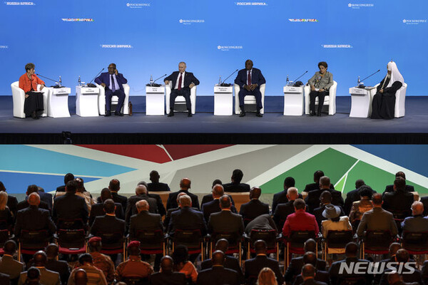 아프리카 정상들과 블라디미르 푸틴 러시아 대통령이 27일(현지시간) 러시아 상트페테르부르크에서 열린 러시아아프리카 정상회의에서 기자회견을 하고 있다. (출처: 뉴시스)