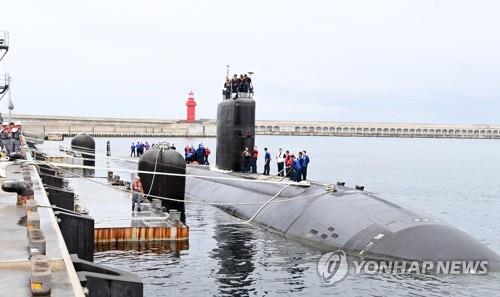 미국 LA급 핵추진잠수함(SSN) 아나폴리스함이  24일 제주 해군기지에 군수 적재를 위해 입항하고 있다. (출처: 연합뉴스)
