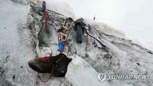 이달 초 스위스 테오둘 빙하에서 발견된 실종된 독일 등반가의 등산화. (출처: 로이터, 연합뉴스)