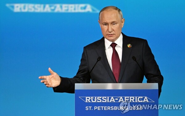 (상트페테르부르크 EPA=연합뉴스) 블라디미르 푸틴 러시아 대통령이 27일(현지시간) 개막한 러시아·아프리카 정상회의에서 연설 중이다. 그는 아프리카에 조만간 최대 5만t에 달하는 곡물을 무상 제공하겠다고 밝혔다 2023.7.27