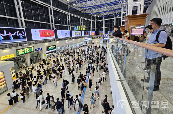 [천지일보=남승우 기자] 폭우로 일부 열차 운행이 중지되거나 지연된 30일 오후 서울역 대합실이 열차를 기다리는 시민들로 붐비고 있다. ⓒ천지일보 2023.07.30.