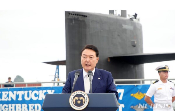 윤석열 대통령이 19일 오후 부산 남구 해군작전사령부 부산작전기지를 방문해 기항한 미국 오하이오급 핵추진 탄도유도탄 잠수함(SSBN) 켄터키함(SSBN-737) 앞에서 격려사하고 있다. (출처: 뉴시스)
