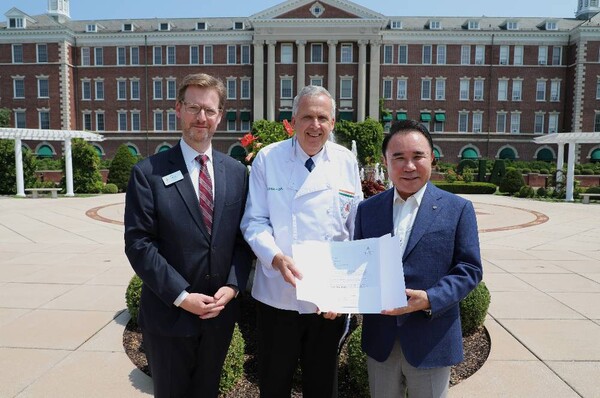 윤홍근 제너시스BBQ 그룹 회장(오른쪽에서 첫번째)이 세계 3대 요리학교인 CIA. (제공: 제너시스BBQ)