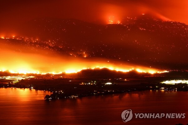 사진은 미국-캐나다 국경 넘어 번지는 산불 (출처: 로이터 통신, 연합뉴스)