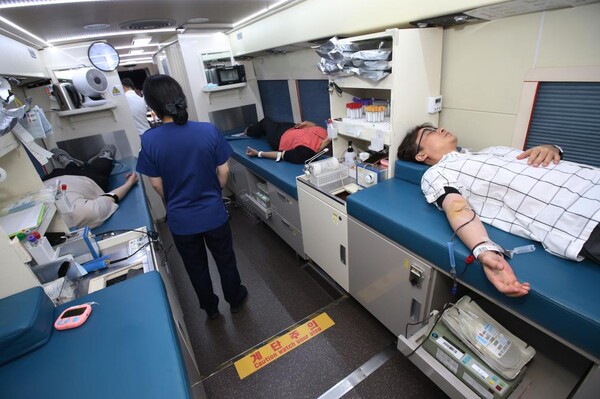직원들이 헌혈차량에 방문해 헌혈을 진행하고 있다. (제공: 국민체육진흥공단) ⓒ천지일보 2023.08.01.