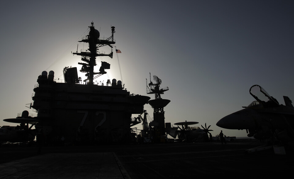 최근 이란 해군의 민간 선박 나포 시도로 미 해군이 출동하면서 일촉즉발의 긴장이 연출되는 등 페르시아만과 호르무즈 해협 주변에서 양국 간 군사적 긴장감이 높아지고 있다. 사진은 이란 근해에 배치된 미군 USS에이브러햄 링컨 항공모함 모습. (AP/뉴시스)