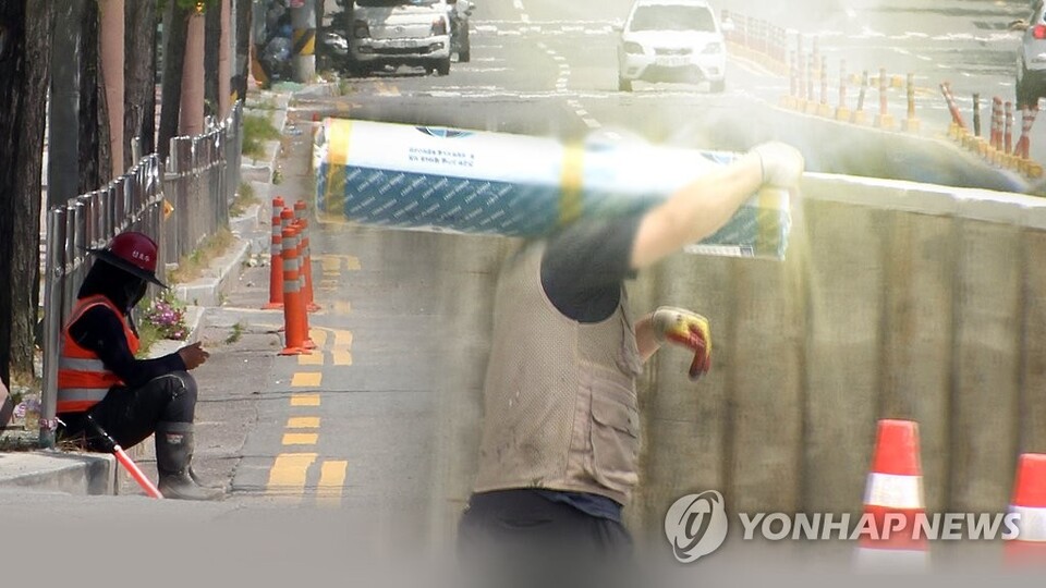 폭염으로 인해 지친 근로자 이미지. (출처: 연합뉴스)
