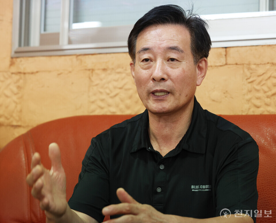 [천지일보=남승우 기자] 김인철 시티앤그린 대표가 황토를 개량해 만든 ‘생천토’의 우수성에 대해 설명하고 있다. 생천토는 기존 황토의 항균, 탈취, 습도조절 기능 등은 그대로 유지하면서, 갈라짐이나 라돈 검출 문제를 해결한 신소재다.ⓒ천지일보 2023.08.02.